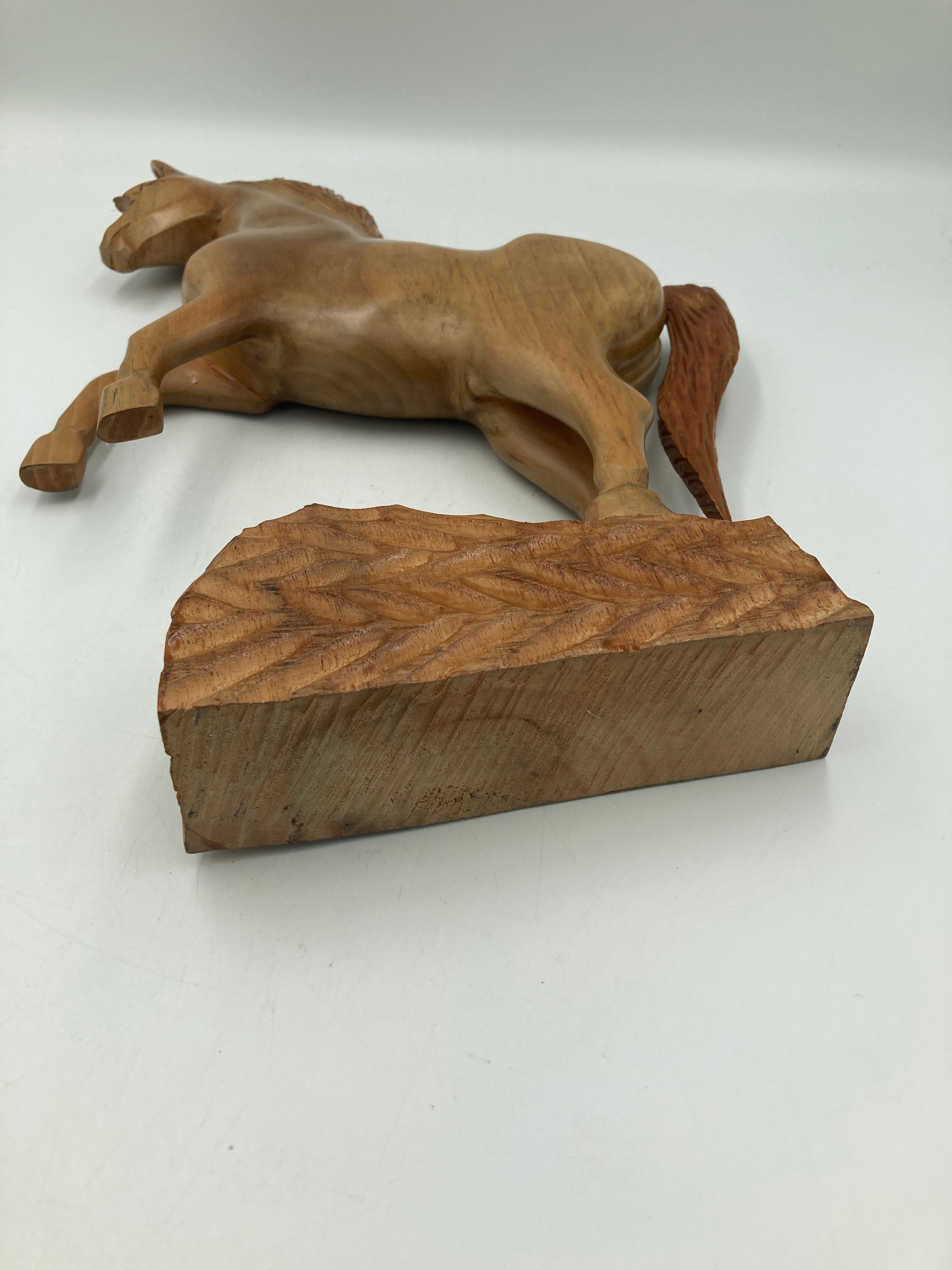 Hesteskulptur i massivt træ